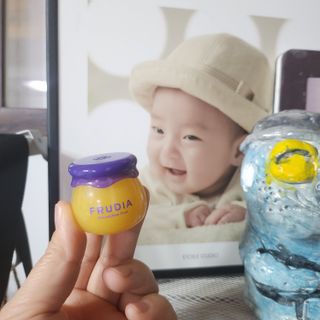 틱톡 [후르디아] 튼입술해결템 올리브영 블루베리 하이드레이팅 허니 립밤 — 5점을 준 리뷰어가 2023년 12월 올린 사용 사진