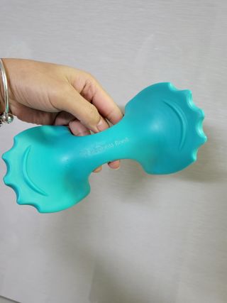 힐니스북 [힐마이넥]   거북목 통증완화를 위한 휴대용 목 안마기 — 5점을 준 리뷰어가 2022년 12월 올린 사용 사진