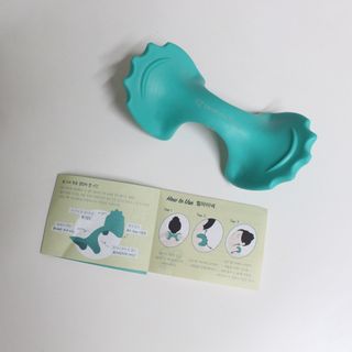 힐니스북 [힐마이넥]   거북목 통증완화를 위한 휴대용 목 안마기 — 5점을 준 리뷰어가 2022년 12월 올린 사용 사진