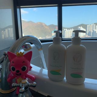 mom e 맘이 내추럴 베이비 케어 샴푸앤바스+로션 — 5점을 준 리뷰어가 2021년 1월 올린 사용 사진
