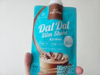 달달슬림쉐이크 구매평★달달슬림 맛있는 단백질 쉐이크 파우치 다이어트 식사대용 프로틴 파우더 보충제 — 5점을 준 리뷰어가 2025년 8월 올린 사용 사진