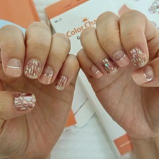 [네일가게] 햇빛에 닿으면 색이 변하는 신기한 햇살 반전 네일스티커_B — 1점을 준 리뷰어가 2021년 8월 올린 사용 사진
