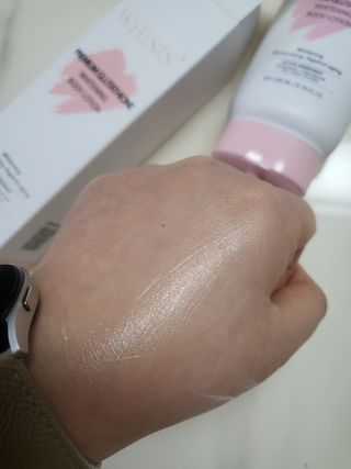 위시스 프리미엄 글루타치온  화이트닝 바디로션 — 5점을 준 리뷰어가 2023년 2월 올린 사용 사진