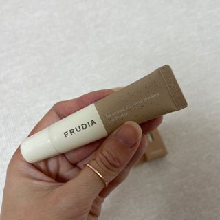 [후르디아] 올리브영 착한보습 비건 립버터 2종 — 5점을 준 리뷰어가 2022년 11월 올린 사용 사진
