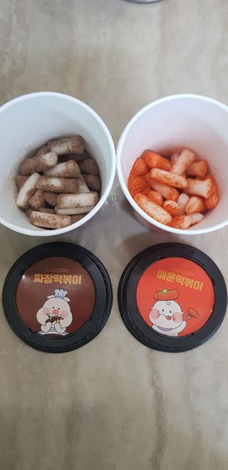 유비쿡 컵떡볶이 매운컵떡볶이2개/ 짜장컵떡볶이 2개  총 4개세트 — 4점을 준 리뷰어가 2021년 6월 올린 사용 사진