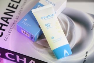 틱톡 [후르디아] 백탁NO! 화잘먹 수분광 선 에센스✨ — 5점을 준 리뷰어가 2023년 6월 올린 사용 사진