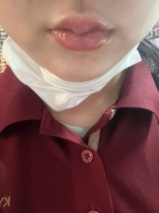 틱톡 [후르디아] 튼입술해결템 올리브영 블루베리 하이드레이팅 허니 립밤 — 5점을 준 리뷰어가 2023년 10월 올린 사용 사진