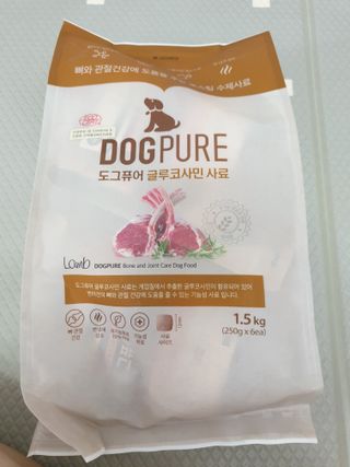 도그퓨어 피부와모질/혼합유산균/글루코사민 유기농 로스팅 사료 — 5점을 준 리뷰어가 2021년 9월 올린 사용 사진