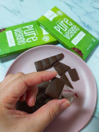당류2g 자일리톨로 단맛을낸 슈카 퓨어비건 무설탕초콜릿 Xucker vegan 2개입 — 5점을 준 리뷰어가 2021년 4월 올린 사용 사진
