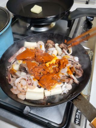 화끈한녀석들 새오똥400g 새우,오징어,똥집 볶음요리 소스,밀떡, 참기름 포함 — 5점을 준 리뷰어가 2022년 12월 올린 사용 사진