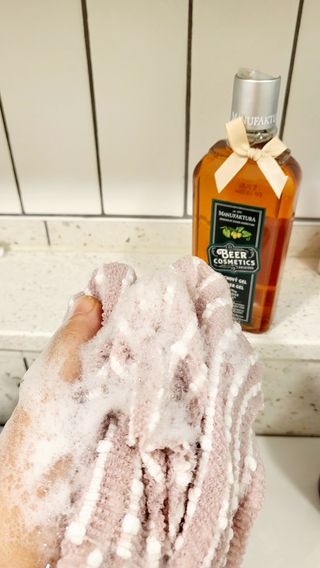 체코 비건화장품 마뉴팍투라 향좋은 맥주 샤워젤 (300ml) — 5점을 준 리뷰어가 2022년 6월 올린 사용 사진