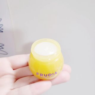 틱톡 [후르디아] 튼입술해결템 올리브영 블루베리 하이드레이팅 허니 립밤 — 5점을 준 리뷰어가 2023년 12월 올린 사용 사진