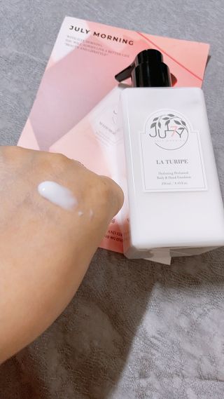 줄라이 모닝 _ JULY MORNING 줄라이모닝 하이드레이팅 퍼퓸드 바디앤핸드 에멀젼 — 4점을 준 리뷰어가 2021년 9월 올린 사용 사진