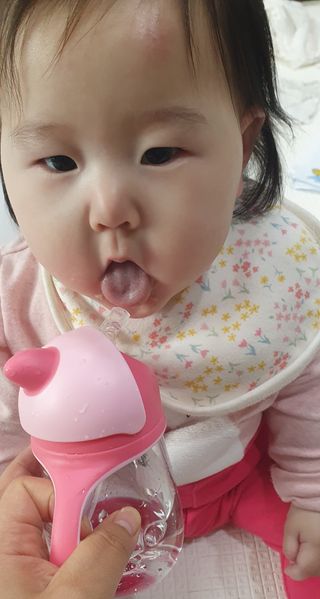 유비맘 트라이탄 코니빨대컵_컬러 랜덤 발송 — 5점을 준 리뷰어가 2021년 3월 올린 사용 사진