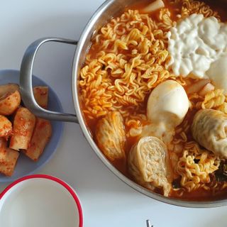 더밥  고추마녀 라볶이 +  나이스미 무설탕 현미후레이크 — 5점을 준 리뷰어가 2021년 10월 올린 사용 사진