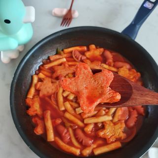 빨간키트 떡볶이 밀키트 2~3인분 매운맛 국물 떡볶이 만들기 쉬운 황금 레시피 분말 소스로 간편한 요리 — 5점을 준 리뷰어가 2021년 8월 올린 사용 사진