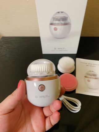 디하우트 랩 디하우트랩 클렌징 피부관리기 진동클렌저 실리콘+2종 인조모 브러시 — 5점을 준 리뷰어가 2021년 11월 올린 사용 사진
