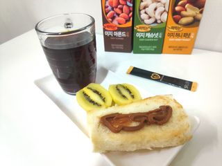 짜먹는 이지견과 짜먹는 이지아몬드, 짜먹는 이지허니피넛, 짜먹는 이지캐슈넛 각 10g X  10포 — 5점을 준 리뷰어가 2021년 2월 올린 사용 사진