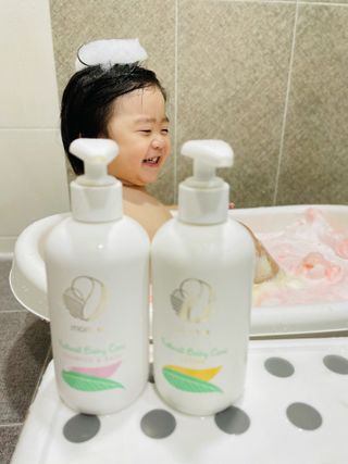 mom e 맘이 내추럴 베이비 케어 샴푸앤바스+로션 — 4.5점을 준 리뷰어가 2021년 1월 올린 사용 사진