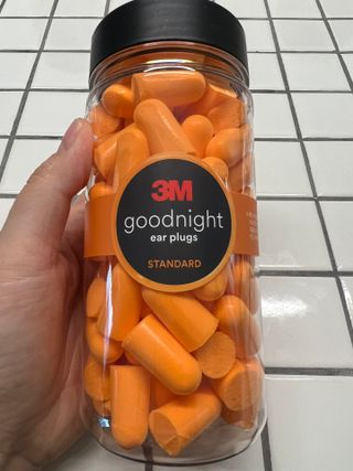 3M 소음방지 수면 귀마개 굿나잇 이어플러그 오렌지/퍼플 50쌍 — 5점을 준 리뷰어가 2023년 7월 올린 사용 사진