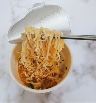 NISSIN 닛신 컵누들  4종 - 씨푸드오리지날, 씨푸드 스파이시, 씨푸드 커리, 씨푸드 XO소스 — 4점을 준 리뷰어가 2022년 12월 올린 사용 사진