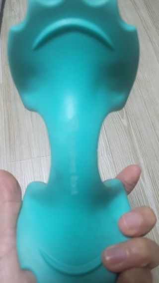 힐니스북 [힐마이넥]   거북목 통증완화를 위한 휴대용 목 안마기 — 5점을 준 리뷰어가 2023년 1월 올린 사용 사진