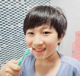 치과에서 쓰는 치약 _ 라벨제로 저불소 꼬마, 키즈, 유아, 베이비, 주니어 안전한 어린이치약 — 5점을 준 리뷰어가 2023년 1월 올린 사용 사진