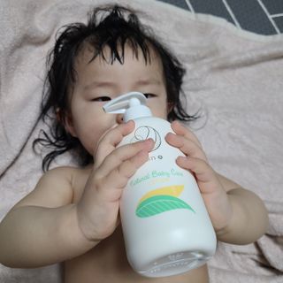 mom e 맘이 내추럴 베이비 케어 샴푸앤바스+로션 — 5점을 준 리뷰어가 2021년 1월 올린 사용 사진