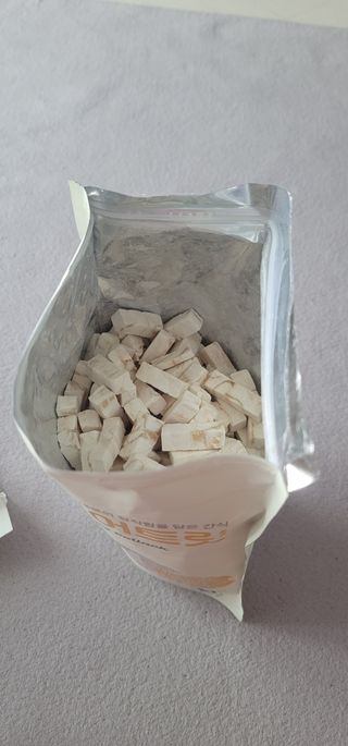 [펫시밀] 원물그대로 영양듬뿍 동결건조 왕북어트릿300g,왕치킨트릿400g,열빙어트릿300g 대용량 간식 — 5점을 준 리뷰어가 2023년 5월 올린 사용 사진