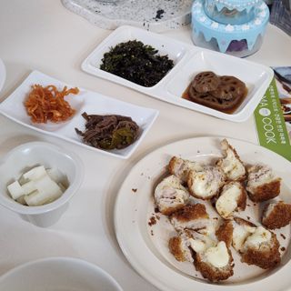 하나마이 [마마쿡] 전 청와대 천상현 셰프의 밑반찬  5종세트(소고기 장조림+연근조림+진미채+간장김자반+새우김자반) — 4점을 준 리뷰어가 2023년 4월 올린 사용 사진