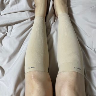 하트플로우 종아리 압박 밴드 스타킹 — 5점을 준 리뷰어가 2022년 10월 올린 사용 사진