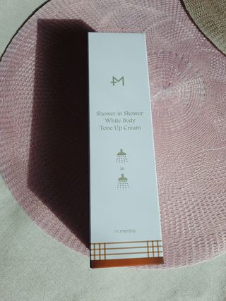 [엠메이데이] 샤워인샤워 화이트 바디 톤업크림 300g — 5점을 준 리뷰어가 2021년 12월 올린 사용 사진