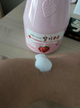 [과일나라] 피부가 마시는 딸기우유 바디클렌저&바디로션 — 5점을 준 리뷰어가 2022년 10월 올린 사용 사진
