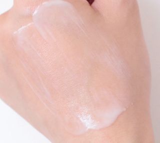 틱톡 [후르디아] 백탁NO! 화잘먹 수분광 선 에센스✨ — 5점을 준 리뷰어가 2023년 7월 올린 사용 사진
