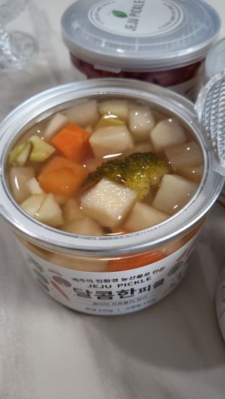 [제주피클] 수제피클 6종세트 (알싸, 달콤, 매콤, 새콤, 모듬, 아삭) — 3점을 준 리뷰어가 2022년 5월 올린 사용 사진
