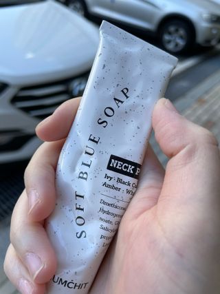 멈칫(MUMCHIT) 넥퍼퓸 NECKPERFUME 2가지 향 — 5점을 준 리뷰어가 2021년 11월 올린 사용 사진