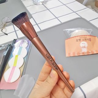[툴앤썸] 메이크업 브러시로 바르고 호빵 스펀지로 클렌징하는 A-Z 뷰티툴 5종 — 5점을 준 리뷰어가 2021년 2월 올린 사용 사진