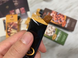 짜먹는 이지견과 짜먹는 이지아몬드, 짜먹는 이지허니피넛, 짜먹는 이지캐슈넛 각 10g X  10포 — 5점을 준 리뷰어가 2021년 2월 올린 사용 사진