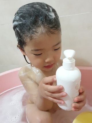 mom e 맘이 내추럴 베이비 케어 샴푸앤바스+로션 — 5점을 준 리뷰어가 2021년 1월 올린 사용 사진