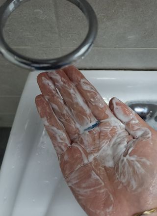 프리마인 더이상 뻣뻣하고 효과없는 탈모샴푸는 NO. 근본부터 케어하는 셀베이스 그린티샴푸(500ml) — 5점을 준 리뷰어가 2023년 3월 올린 사용 사진
