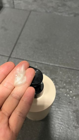 프리마인 더이상 뻣뻣하고 효과없는 탈모샴푸는 NO. 근본부터 케어하는 셀베이스 그린티샴푸(500ml) — 5점을 준 리뷰어가 2023년 5월 올린 사용 사진