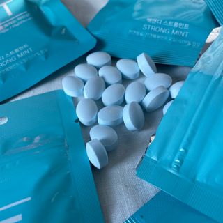 입 냄새 완화에 도움을 주는 에티켓 캔디 앳캔디 스트롱민트 — 5점을 준 리뷰어가 2021년 3월 올린 사용 사진