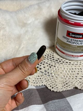 Swisse 스위스 고함량 프로폴리스 2,000mg 210정 — 5점을 준 리뷰어가 2021년 4월 올린 사용 사진