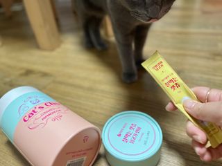 페페로니 잘 먹는 캣츄 - 무항생제 닭고기 12개 + 알래스카 연어 12개 — 5점을 준 리뷰어가 2021년 8월 올린 사용 사진