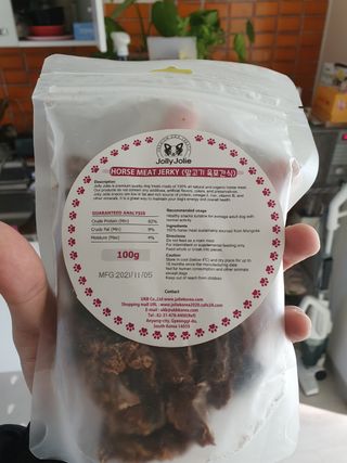 [졸리졸리] 말고기 육포 간식 (HORSE MEAT JERKY) — 5점을 준 리뷰어가 2023년 1월 올린 사용 사진