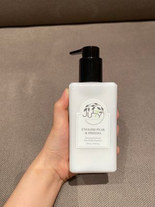 줄라이 모닝 _ JULY MORNING 줄라이모닝 하이드레이팅 퍼퓸드 바디앤핸드 에멀젼 — 4점을 준 리뷰어가 2021년 9월 올린 사용 사진