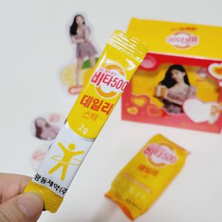 [광동제약] 비타500데일리스틱 제니 에디션60포&굿즈3종 — 5점을 준 리뷰어가 2021년 10월 올린 사용 사진