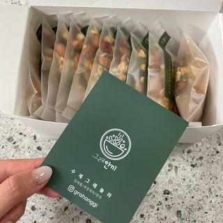 [그래한끼] 무설탕/저당 시리얼타입 수제그래놀라 (40gX10개) — 5점을 준 리뷰어가 2022년 9월 올린 사용 사진