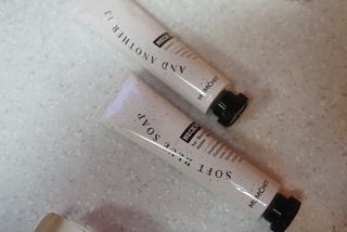 멈칫(MUMCHIT) 넥퍼퓸 NECKPERFUME 2가지 향 — 5점을 준 리뷰어가 2021년 11월 올린 사용 사진