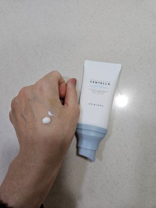 [스킨1004] 마다가스카르 센텔라 히알루-시카 워터핏 선세럼 50ml — 5점을 준 리뷰어가 2024년 5월 올린 사용 사진